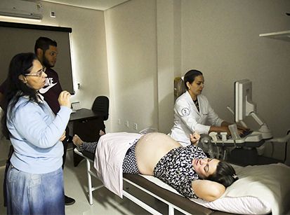 Intérpretes de Libras na Saúde auxiliam mãe surda no pré-natal e parto