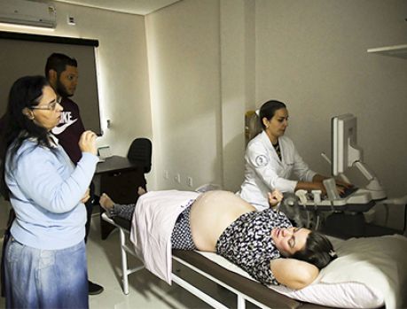 Intérpretes de Libras na Saúde auxiliam mãe surda no pré-natal e parto