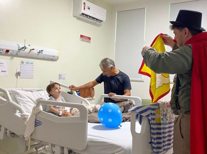 Palhaço Dr. Carlito faz truques de mágica para crianças internadas no Hospital Cemil
