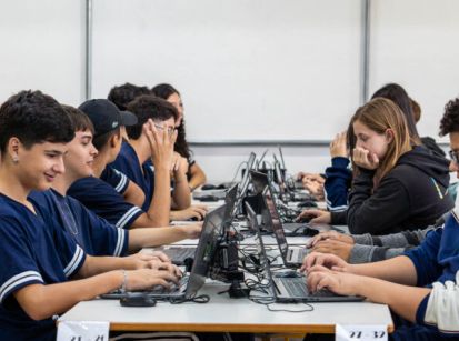 INTELIGÊNCIA ARTIFICIAL NAS ESCOLAS