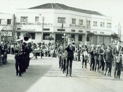 Oh, saudade das fanfarras nos desfiles do passado... 