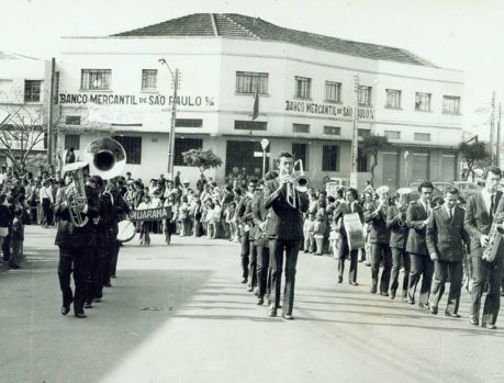 Oh, saudade das fanfarras nos desfiles do passado... 