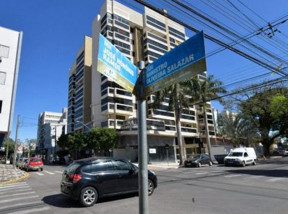 RUA MOVIMENTADA TEM NOME DE ALGUÉM DESCONHECIDO...