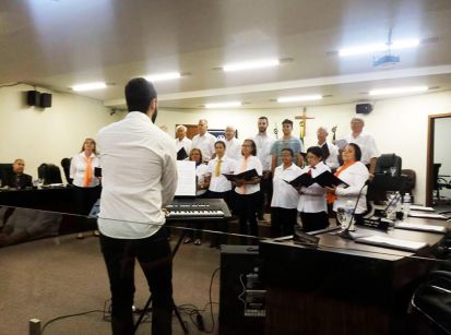 Coral Municipal canta para os vereadores de Umuarama!      