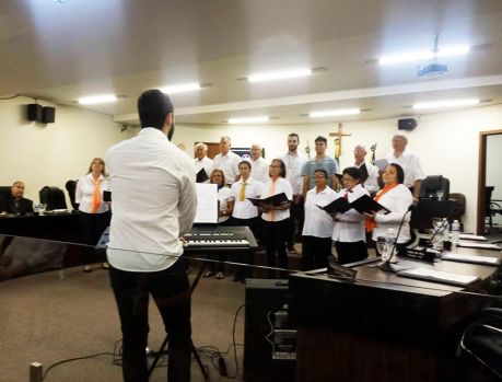 Coral Municipal canta para os vereadores de Umuarama!      