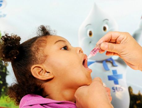 Xuxa é a madrinha da vacinação contra o sarampo e a pólio