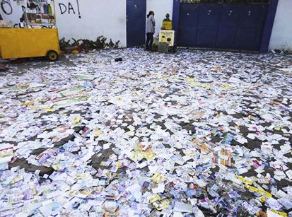 ‘Santinhos’ nas ruas de Umuarama: Quanto dinheiro jogado fora...