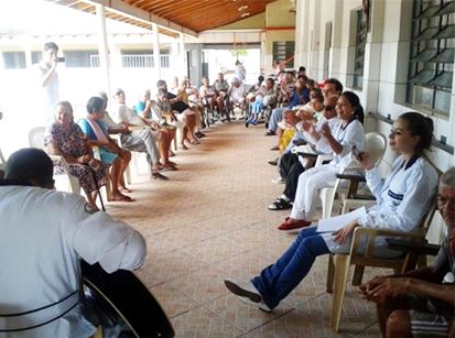 Universitários levam carinho e alegria aos idosos do Lar