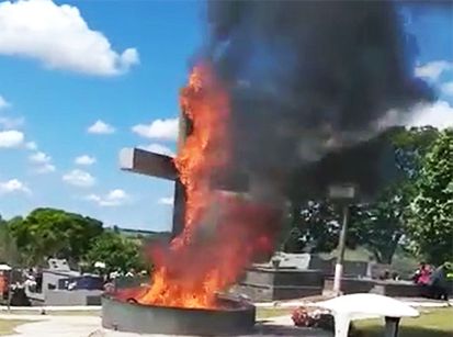 Cruz de cemitério foi destruída pelo fogo no Dia de Finados!   