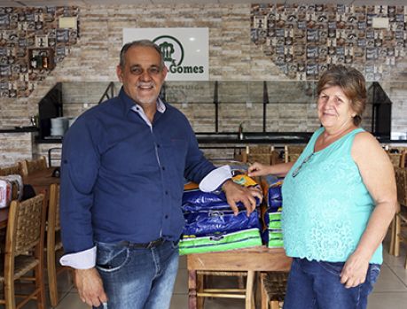  Família Gomes apoia SAAU com 90 quilos de ração