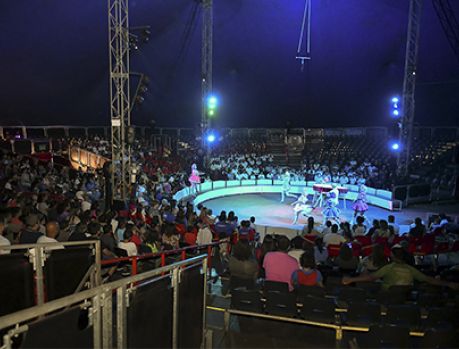 900 crianças, adolescentes e idosos curtem noite feliz no circo!