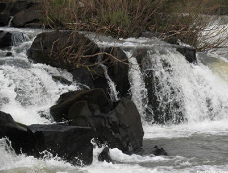 Sem chuva, Apertado do Rio Piquiri virou um canal de pedras