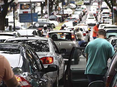 Comerciários tiram lugar de clientes, diz a ACIU   