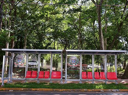 Moderno mobiliário urbano pra esperar o busão deboa