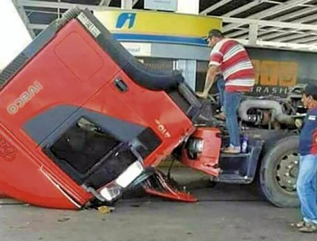 Caminhão desmaia ao ver o preço do óleo diesel no posto!
