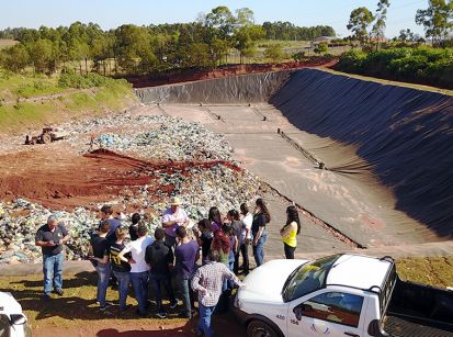 Estudantes visitaram o Aterro Sanitário de Umuarama