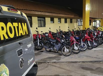 Isso não é ‘motociata’, não... São motos barulhentas presas pela PM! 