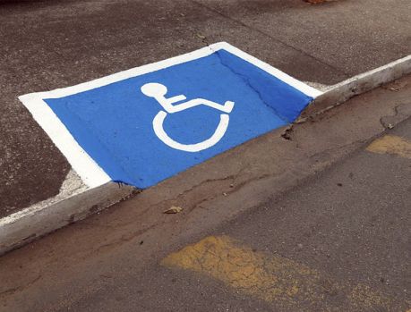 Carro estacionado em acesso a pessoa com deficiência será multado 