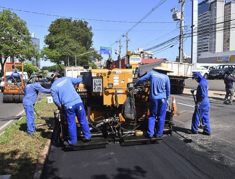 Obras de recuperação do asfalto na Avenida Paraná continuam 
