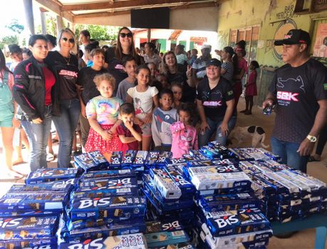 SBK Motoclube presenteou centenas de crianças com alegria e chocolates 