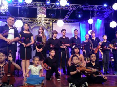 Violinos tocam no palco do teatro do Centro Cultural, hoje à noite