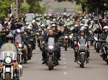 Multidões aplaudiram Bolsonaro na motociata pelo centro da cidade