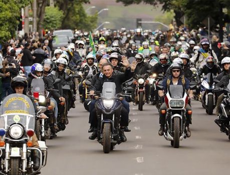 Multidões aplaudiram Bolsonaro na motociata pelo centro da cidade