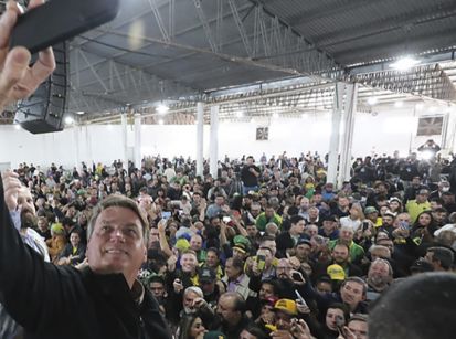 Até Bolsonaro fotografou os festejos em sua homenagem 