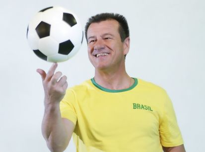 Em clima de copa Ultrafarma lança campanha com capitão Dunga