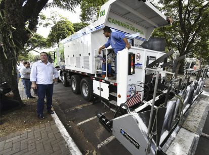 Prefeito entrega caminhão com usina de micropavimentação