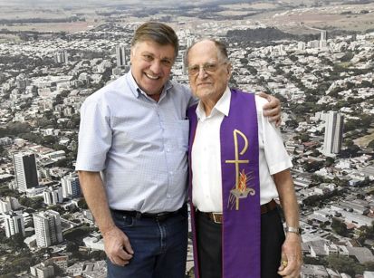Frei mais idoso do Brasil visita o prefeito Pozzobom