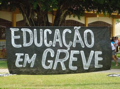 PROFESSORES DO PARANÁ ANUNCIAM: &quot;AGORA É GREVE!&quot;