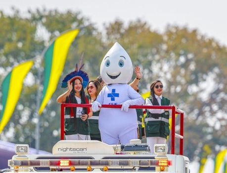 ZÉ GOTINHA FOI A GRANDE ATRAÇÃO DO DESFILE! 