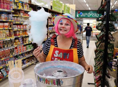 Palhacinha Sapituca distribui algodão doce e pipoca no Planalto, hoje      