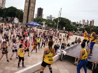 DOMINGO UMUARAMA VAI DANÇAR NA PRAÇA!