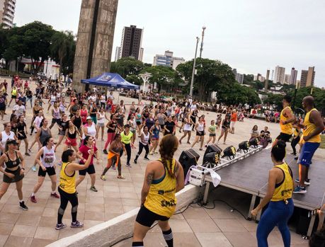 DOMINGO UMUARAMA VAI DANÇAR NA PRAÇA!