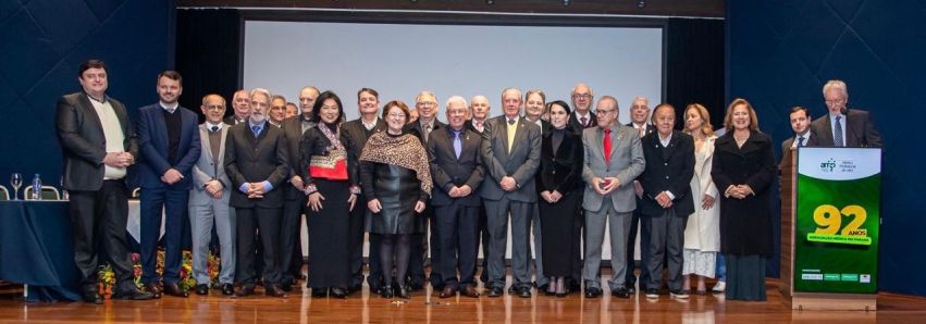 ASSOCIAÇÃO MÉDICA DO PARANÁ COMEMORA 92 ANOS DE FUNDAÇÃO ASSOCIAÇÃO MÉDICA DO PARANÁ COMEMORA 92 ANOS DE FUNDAÇÃO