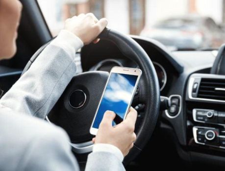 USAR CELULAR AO DIRIGIR AUMENTA 400% O RISCO DE ACIDENTES USAR CELULAR AO DIRIGIR AUMENTA 400% O RISCO DE ACIDENTES