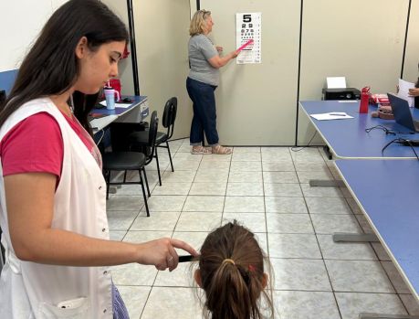 NAS ESCOLAS O PROJETO “UM OLHAR PARA O FUTURO” NAS ESCOLAS O PROJETO “UM OLHAR PARA O FUTURO”
