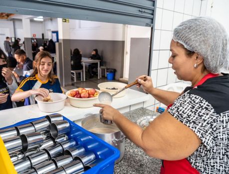 + DE 1 MILHÃO DE REFEIÇÕES SÃO SERVIDAS NAS ESCOLAS + DE 1 MILHÃO DE REFEIÇÕES SÃO SERVIDAS NAS ESCOLAS
