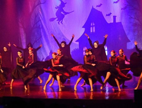 ESPETÁCULO ‘ABRACADABRA’ TEVE DUAS NOITES DE TEATRO LOTADO! ESPETÁCULO ‘ABRACADABRA’ TEVE DUAS NOITES DE TEATRO LOTADO!