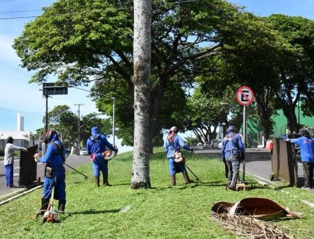 Prefeitura roça gramados que cresceram com o calor e chuvas
