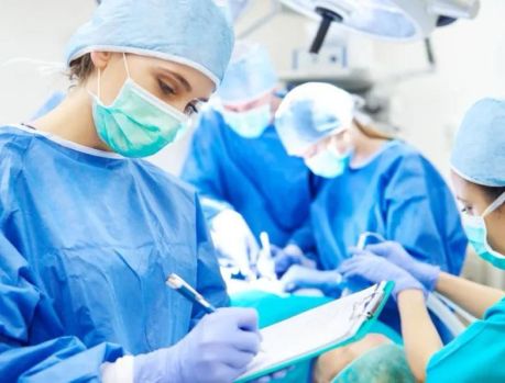 Mulheres são maioria entre médicos no Brasil