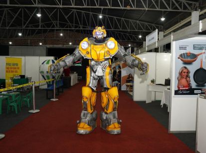 Robô inspirado nos Transformers é o maior sucesso na Expo