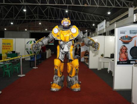 Robô inspirado nos Transformers é o maior sucesso na Expo