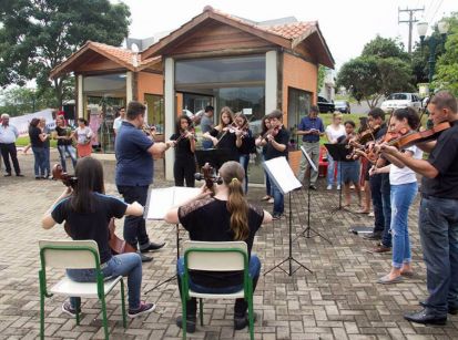 Uma encantadora tarde de domingo embalada pelo som de violinos