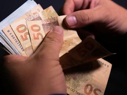 Governo propõe salário mínimo de R$ 1.717 para 2027