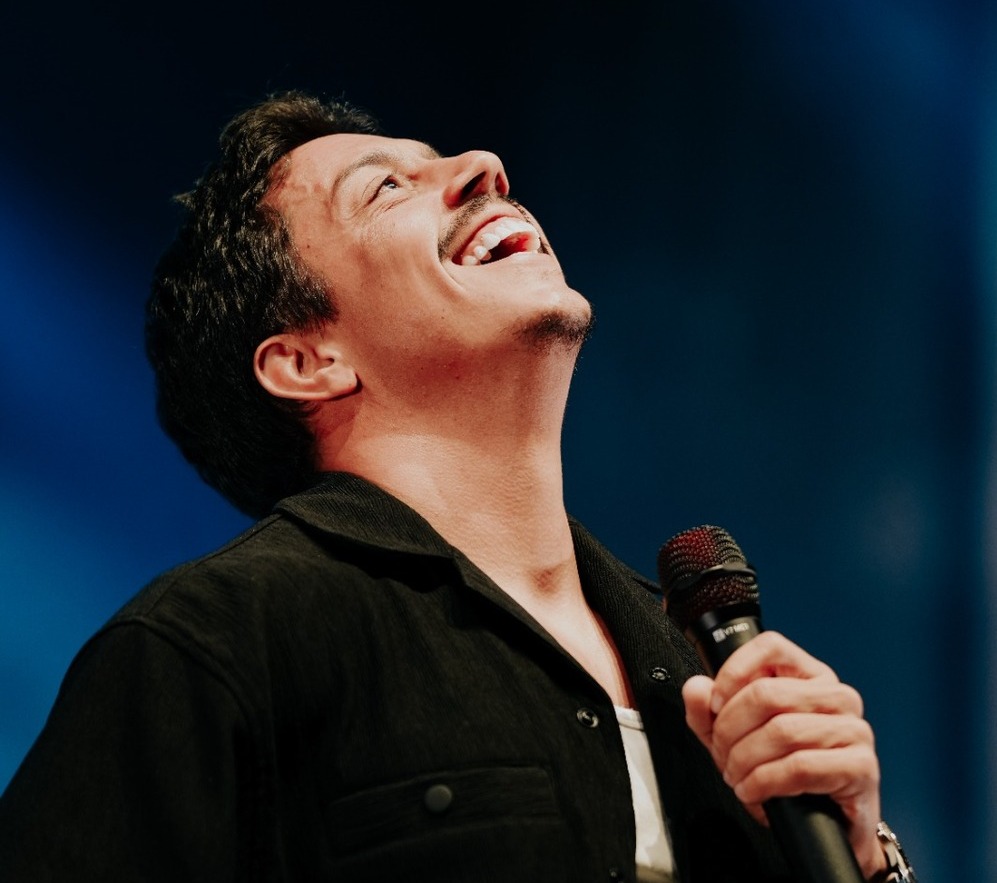 Show com o humorista Renato Albani no Teatro Unipar