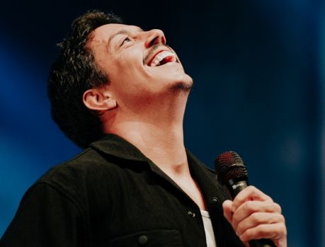 Show com o humorista Renato Albani no Teatro Unipar