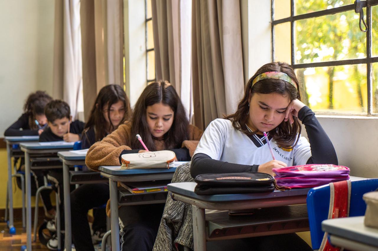 Quase 1 milhão de estudantes entram em férias na segunda-feira